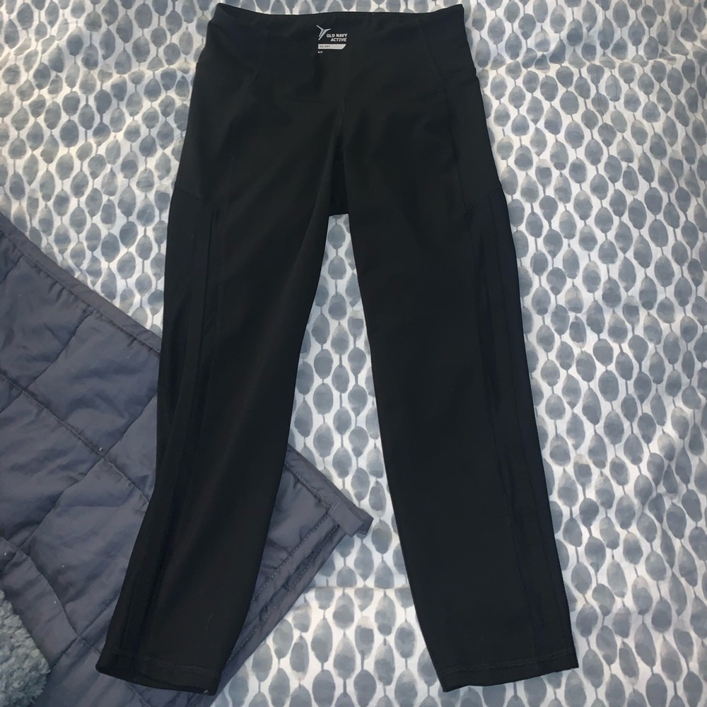 Old Navy cropped workout leggings